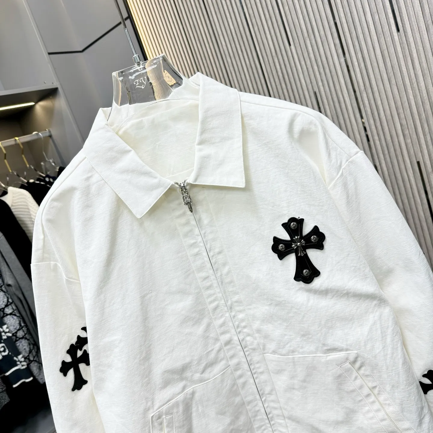 🅿️410 CH Croxin is first launched on the official website. It is rarely available through trade channels and overseas high-quality products are sold in limited quantities. An example of a classic jacket product, the trademark with dark patterns all over the body highlights the brand recognition. This jacket is both warm and lightweight. The latest model is launched in the same style at the counter. The ultra-authentic upper body instantly transforms into an oppa. The simple and fashionable three-dimensional tailoring has unique craftsmanship. The upper body effect is excellent and shows a confident temperament. In addition to daily leisure, it can also be worn for outdoor sports. It is also a good choice for travel. It is relaxed and casual and shows a masculine temperament. Color: Black Size: S/M/L/Xl/XXl